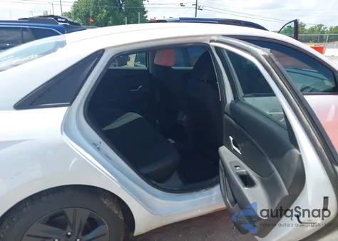 2023 Hyundai Elantra Sel z USA, uszkodzony, nr VIN 5NPLM4AG1PH092737